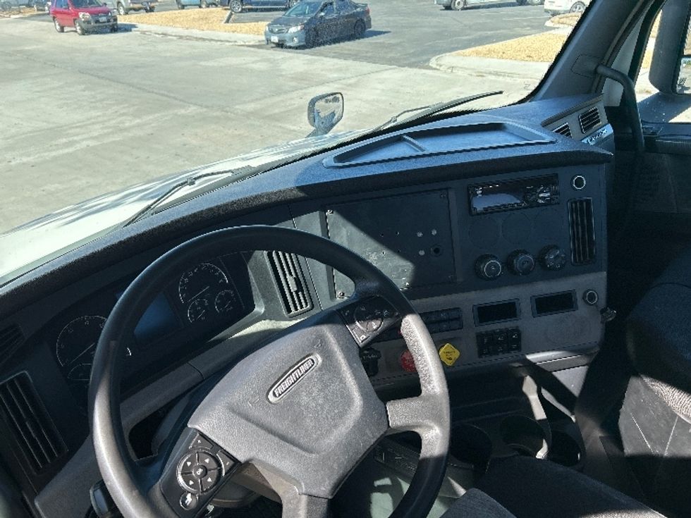 Day Cab Tractor-Heavy Duty Tractors-Freightliner-2019-T12664ST-Fontana-CA-424,778\n\t\tmiles-$ 44,750 - Image 11