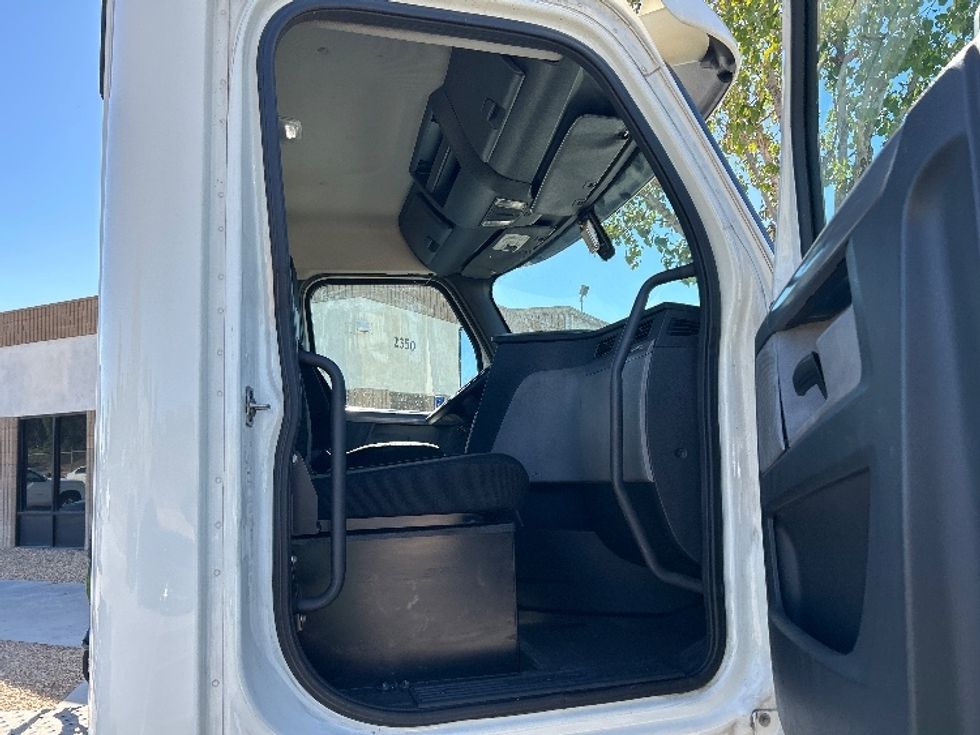 Day Cab Tractor-Heavy Duty Tractors-Freightliner-2019-T12664ST-Fontana-CA-424,778\n\t\tmiles-$ 44,750 - Image 12