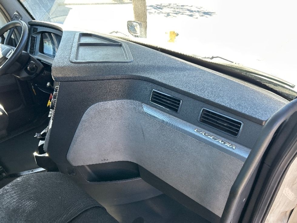 Day Cab Tractor-Heavy Duty Tractors-Freightliner-2019-T12664ST-Fontana-CA-424,778\n\t\tmiles-$ 44,750 - Image 13