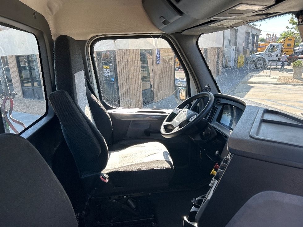 Day Cab Tractor-Heavy Duty Tractors-Freightliner-2019-T12664ST-Fontana-CA-424,778\n\t\tmiles-$ 44,750 - Image 14