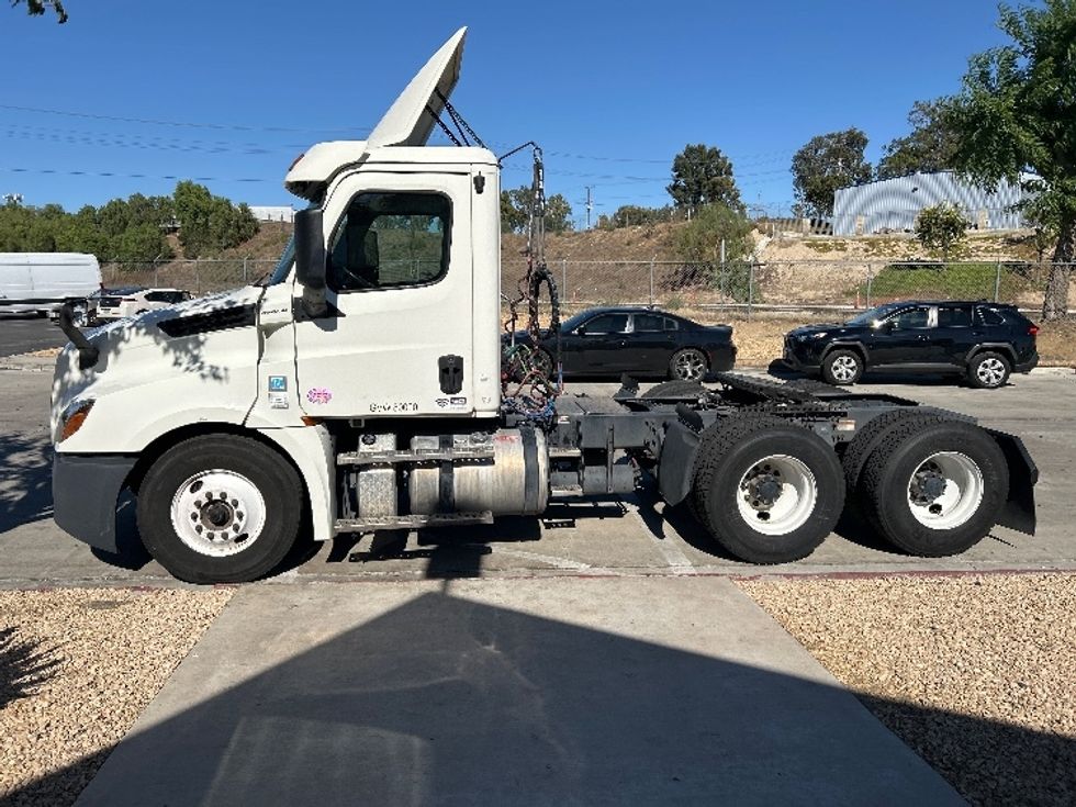 Day Cab Tractor-Heavy Duty Tractors-Freightliner-2019-T12664ST-Fontana-CA-424,778\n\t\tmiles-$ 44,750 - Image 4
