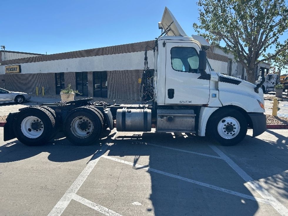 Day Cab Tractor-Heavy Duty Tractors-Freightliner-2019-T12664ST-Fontana-CA-424,778\n\t\tmiles-$ 44,750 - Image 8