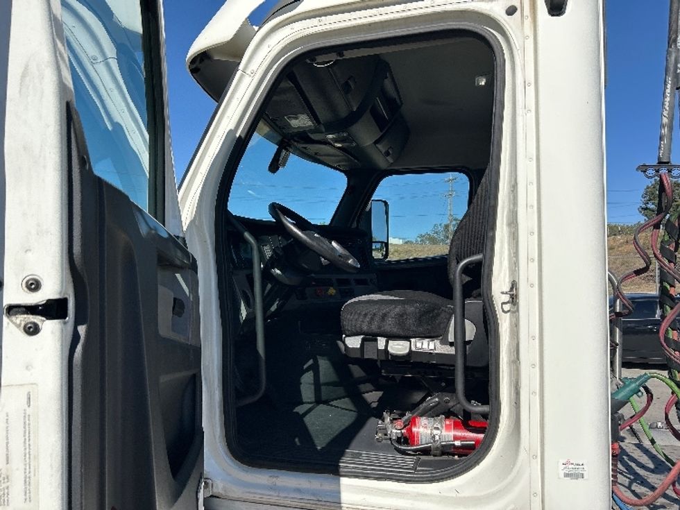 Day Cab Tractor-Heavy Duty Tractors-Freightliner-2019-T12664ST-Fontana-CA-424,778\n\t\tmiles-$ 44,750 - Image 9