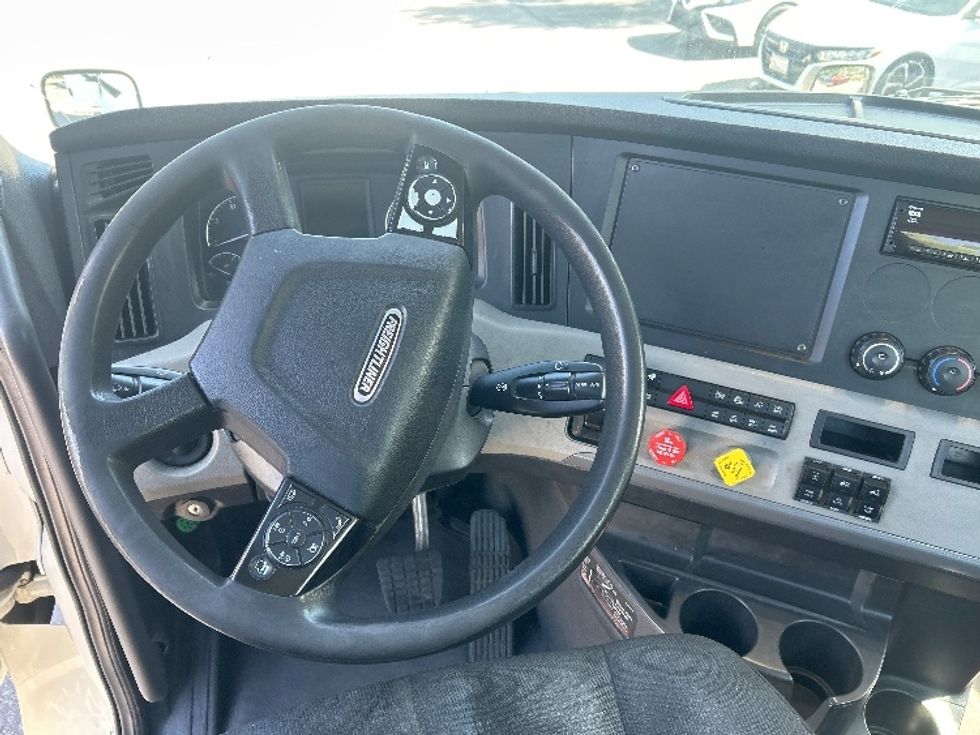 Day Cab Tractor-Heavy Duty Tractors-Freightliner-2019-T12664ST-Fontana-CA-478,347\n\t\tmiles-$ 36,250 - Image 11