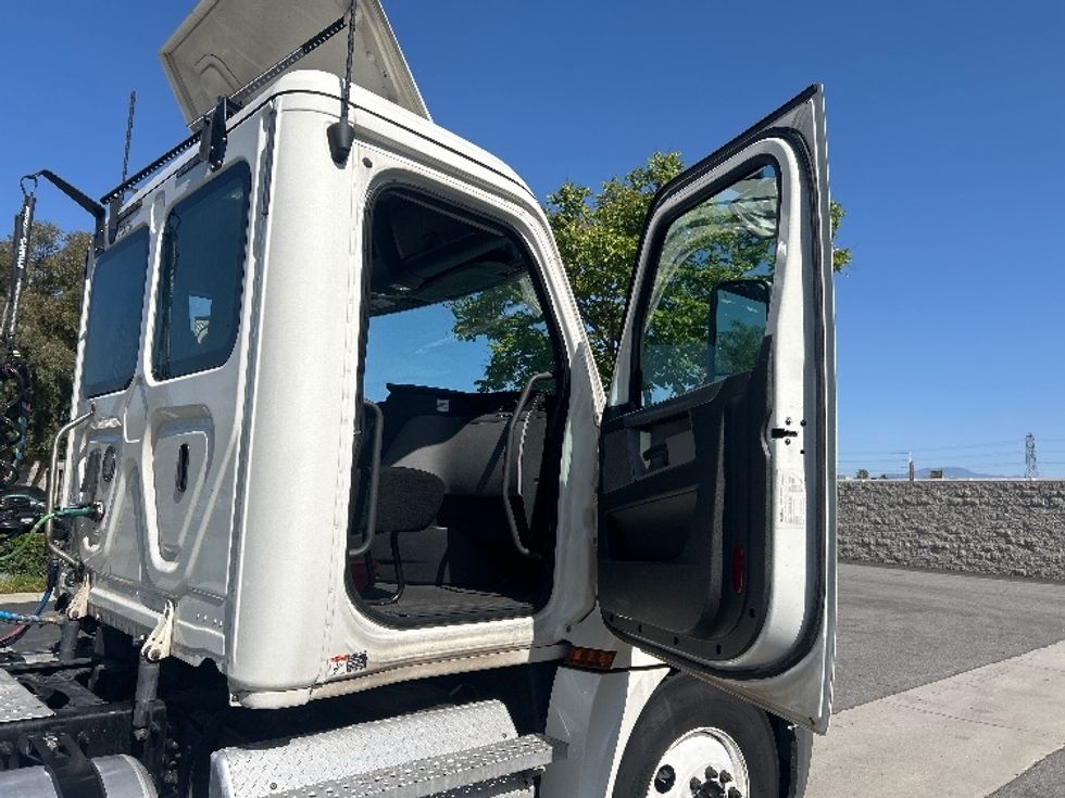 Day Cab Tractor-Heavy Duty Tractors-Freightliner-2019-T12664ST-Fontana-CA-478,347\n\t\tmiles-$ 36,250 - Image 12