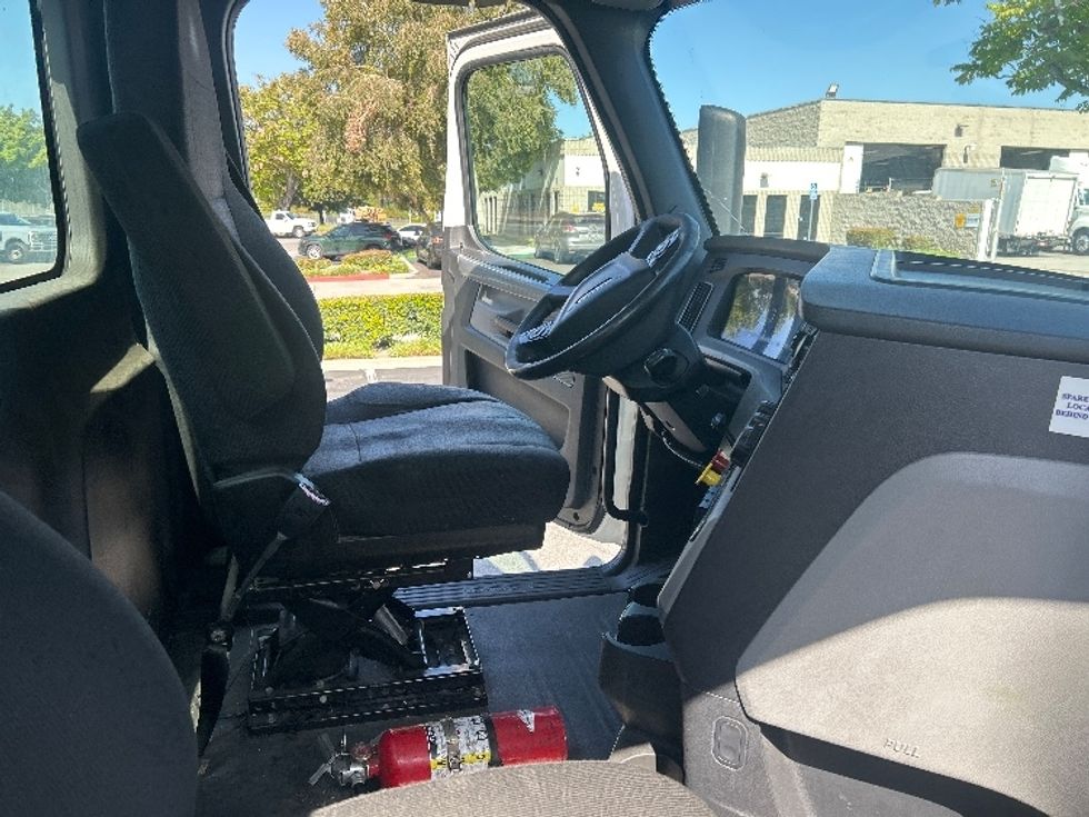 Day Cab Tractor-Heavy Duty Tractors-Freightliner-2019-T12664ST-Fontana-CA-478,347\n\t\tmiles-$ 36,250 - Image 14