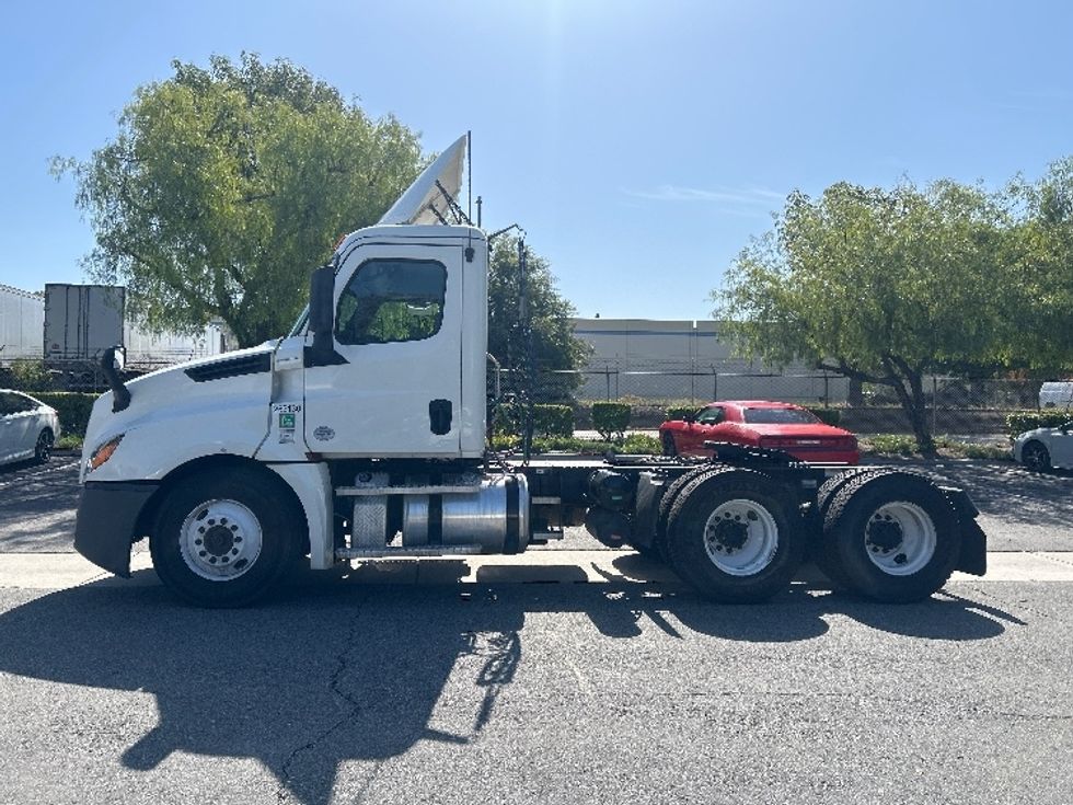 Day Cab Tractor-Heavy Duty Tractors-Freightliner-2019-T12664ST-Fontana-CA-478,347\n\t\tmiles-$ 36,250 - Image 4
