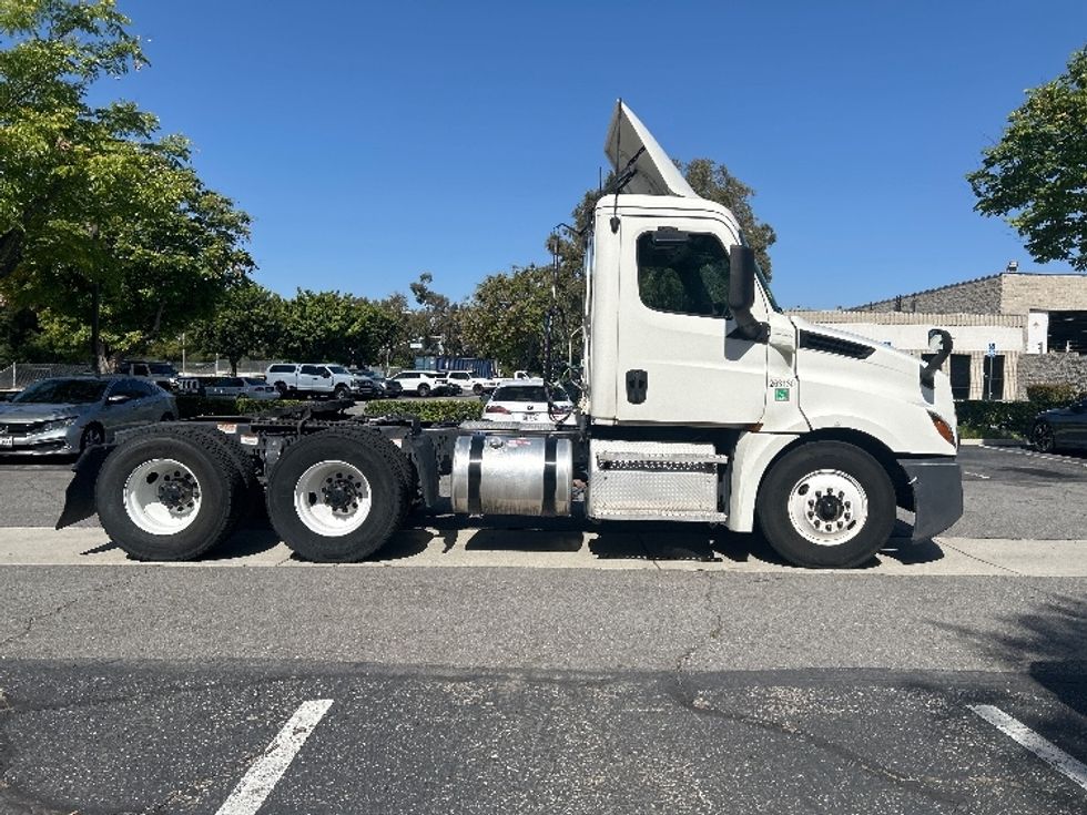 Day Cab Tractor-Heavy Duty Tractors-Freightliner-2019-T12664ST-Fontana-CA-478,347\n\t\tmiles-$ 36,250 - Image 8