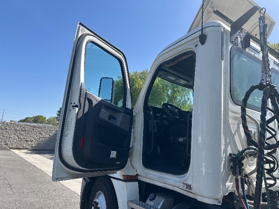 Day Cab Tractor-Heavy Duty Tractors-Freightliner-2019-T12664ST-Fontana-CA-478,347\n\t\tmiles-$ 36,250 - Image 9