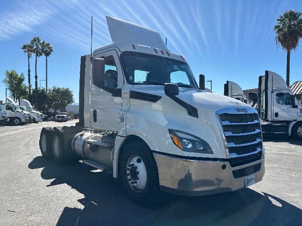 Day Cab Tractor-Heavy Duty Tractors-Freightliner-2019-T12664ST-Fontana-CA-494,108\n\t\tmiles-$ 40,250 - Image 1