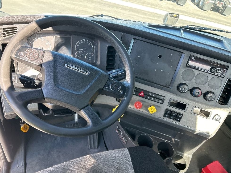 Day Cab Tractor-Heavy Duty Tractors-Freightliner-2019-T12664ST-Fontana-CA-494,108\n\t\tmiles-$ 40,250 - Image 11