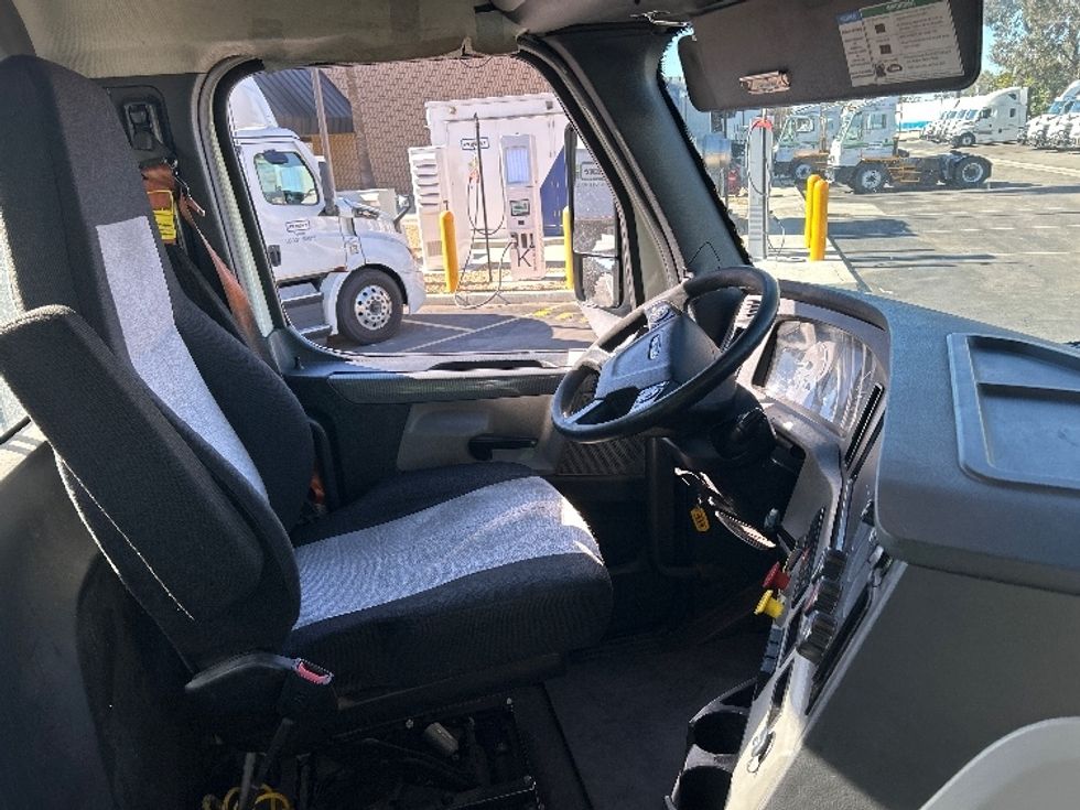 Day Cab Tractor-Heavy Duty Tractors-Freightliner-2019-T12664ST-Fontana-CA-494,108\n\t\tmiles-$ 40,250 - Image 14