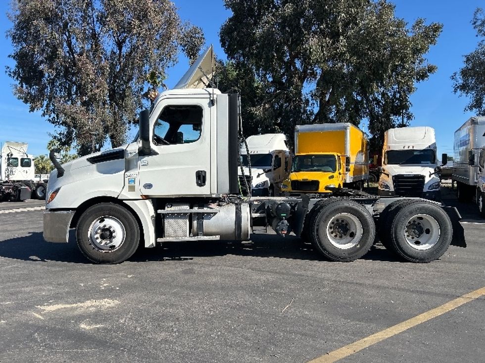 Day Cab Tractor-Heavy Duty Tractors-Freightliner-2019-T12664ST-Fontana-CA-494,108\n\t\tmiles-$ 40,250 - Image 4
