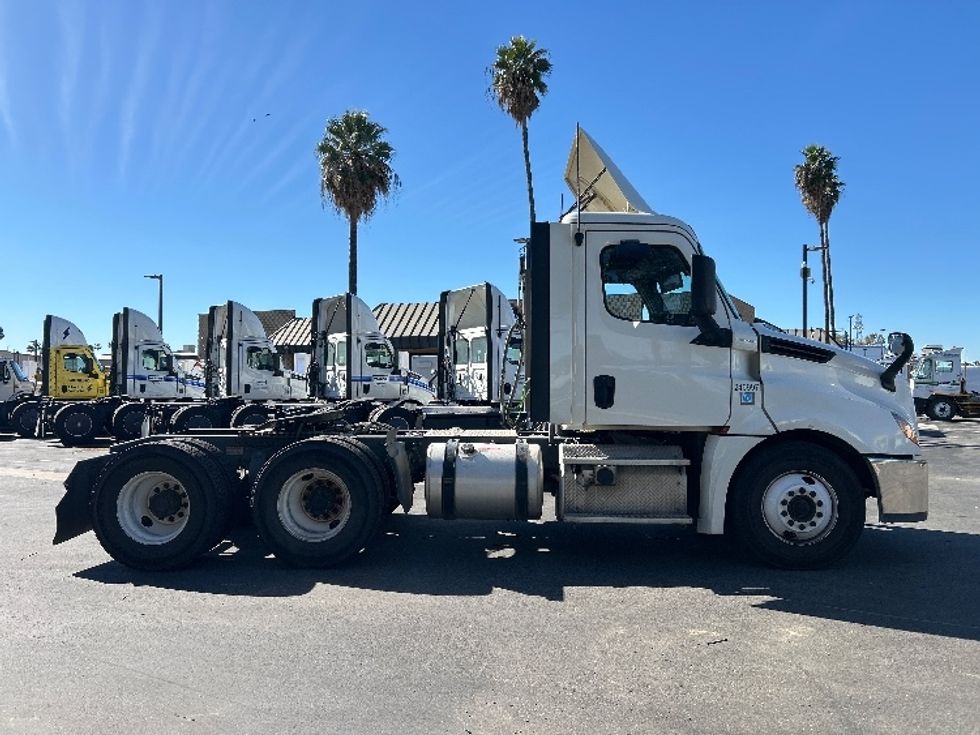 Day Cab Tractor-Heavy Duty Tractors-Freightliner-2019-T12664ST-Fontana-CA-494,108\n\t\tmiles-$ 40,250 - Image 8