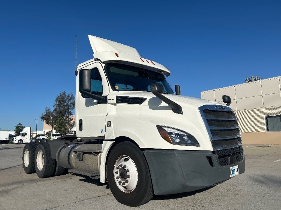Day Cab Tractor-Heavy Duty Tractors-Freightliner-2019-T12664ST-Fontana-CA-507,816\n\t\tmiles-$ 38,750 - Image 1