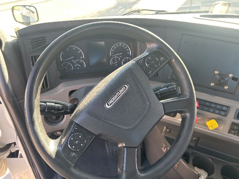 Day Cab Tractor-Heavy Duty Tractors-Freightliner-2019-T12664ST-Fontana-CA-507,816\n\t\tmiles-$ 38,750 - Image 11