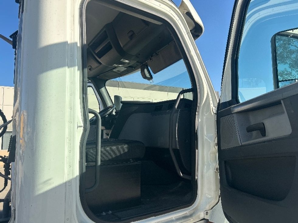 Day Cab Tractor-Heavy Duty Tractors-Freightliner-2019-T12664ST-Fontana-CA-507,816\n\t\tmiles-$ 38,750 - Image 12