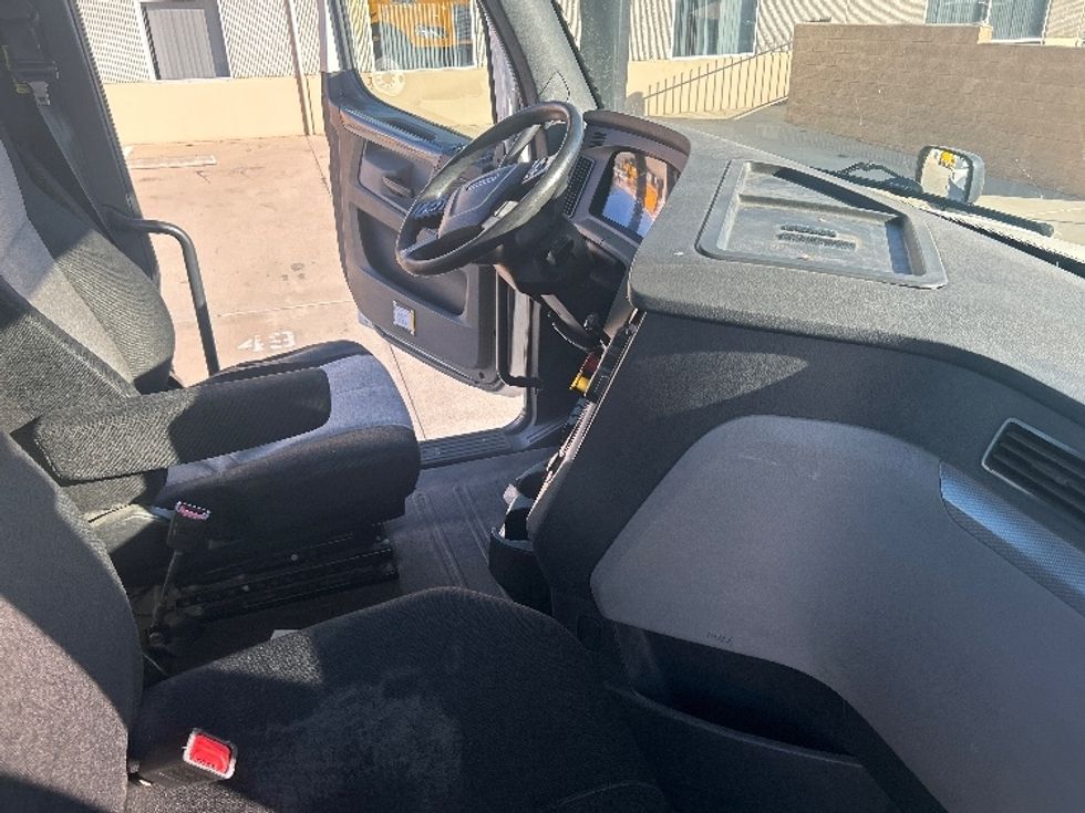 Day Cab Tractor-Heavy Duty Tractors-Freightliner-2019-T12664ST-Fontana-CA-507,816\n\t\tmiles-$ 38,750 - Image 14