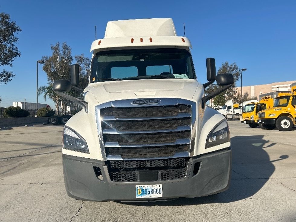 Day Cab Tractor-Heavy Duty Tractors-Freightliner-2019-T12664ST-Fontana-CA-507,816\n\t\tmiles-$ 38,750 - Image 2