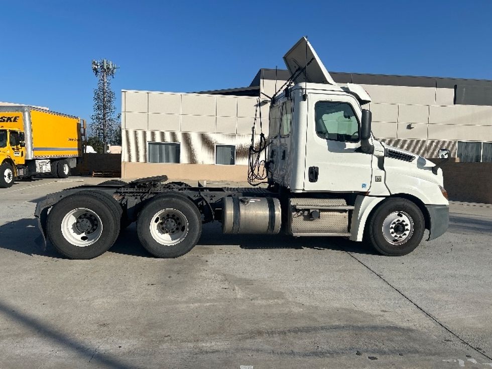 Day Cab Tractor-Heavy Duty Tractors-Freightliner-2019-T12664ST-Fontana-CA-507,816\n\t\tmiles-$ 38,750 - Image 8
