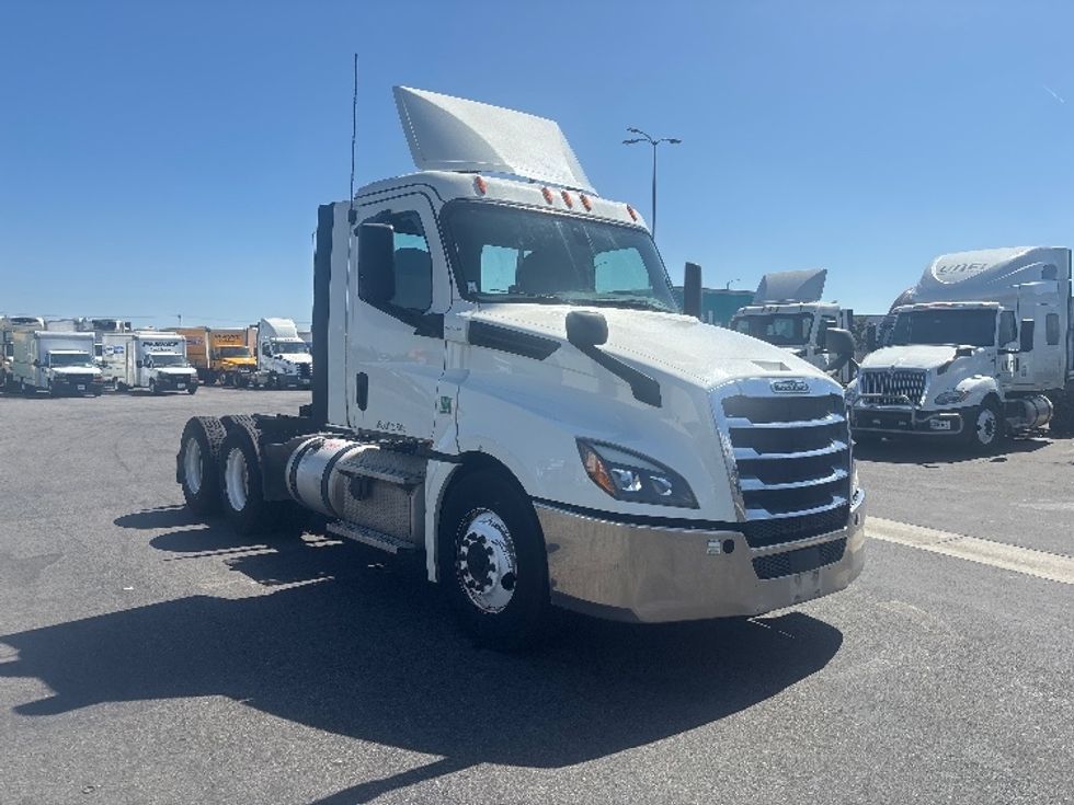 Day Cab Tractor-Heavy Duty Tractors-Freightliner-2019-T12664ST-Fontana-CA-572,799\n\t\tmiles-$ 34,750 - Image 1