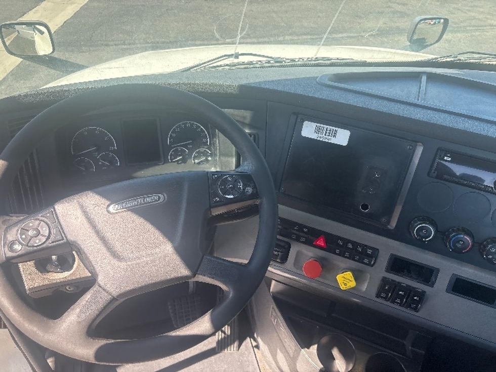 Day Cab Tractor-Heavy Duty Tractors-Freightliner-2019-T12664ST-Fontana-CA-572,799\n\t\tmiles-$ 34,750 - Image 11