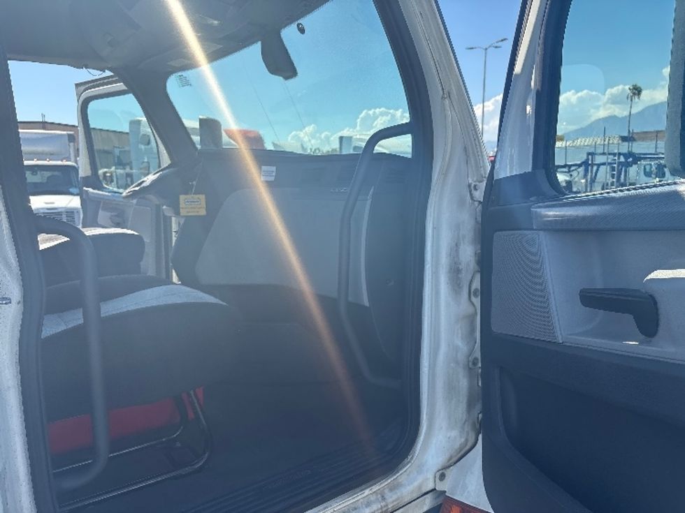 Day Cab Tractor-Heavy Duty Tractors-Freightliner-2019-T12664ST-Fontana-CA-572,799\n\t\tmiles-$ 34,750 - Image 12
