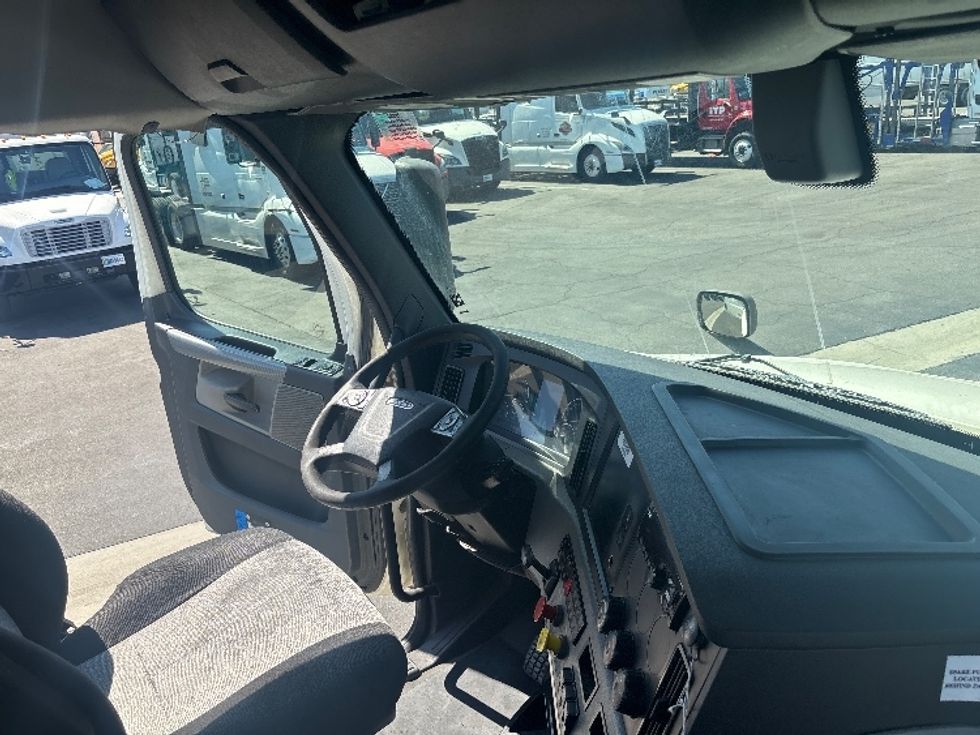 Day Cab Tractor-Heavy Duty Tractors-Freightliner-2019-T12664ST-Fontana-CA-572,799\n\t\tmiles-$ 34,750 - Image 14