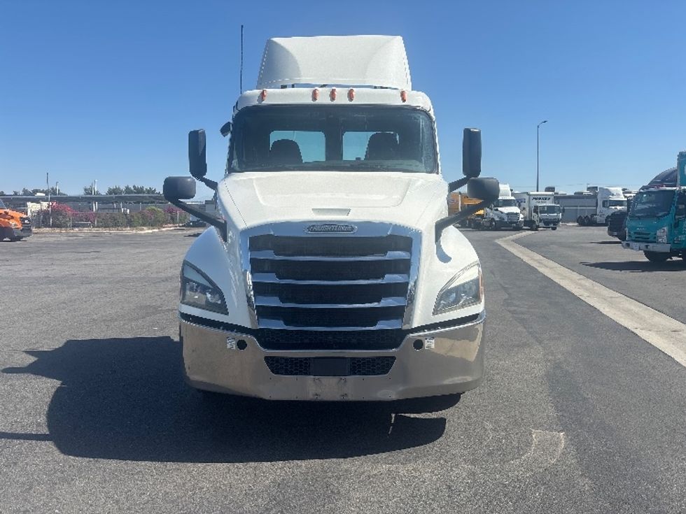 Day Cab Tractor-Heavy Duty Tractors-Freightliner-2019-T12664ST-Fontana-CA-572,799\n\t\tmiles-$ 34,750 - Image 2
