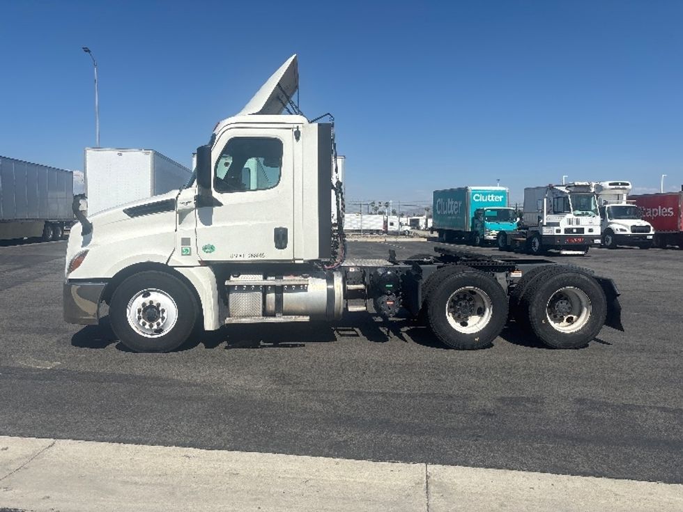 Day Cab Tractor-Heavy Duty Tractors-Freightliner-2019-T12664ST-Fontana-CA-572,799\n\t\tmiles-$ 34,750 - Image 4