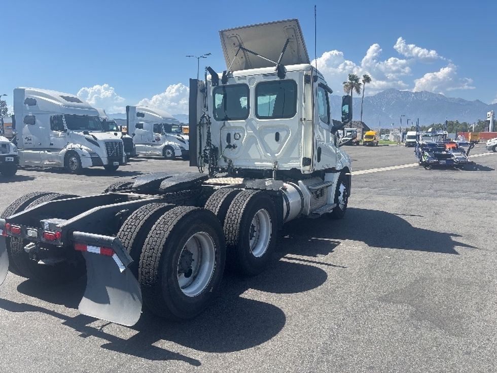 Day Cab Tractor-Heavy Duty Tractors-Freightliner-2019-T12664ST-Fontana-CA-572,799\n\t\tmiles-$ 34,750 - Image 7