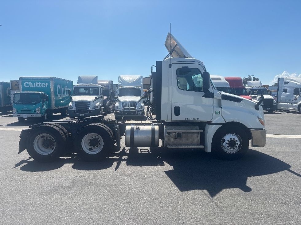 Day Cab Tractor-Heavy Duty Tractors-Freightliner-2019-T12664ST-Fontana-CA-572,799\n\t\tmiles-$ 34,750 - Image 8