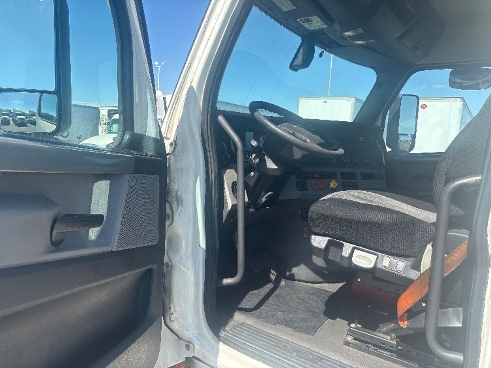 Day Cab Tractor-Heavy Duty Tractors-Freightliner-2019-T12664ST-Fontana-CA-572,799\n\t\tmiles-$ 34,750 - Image 9