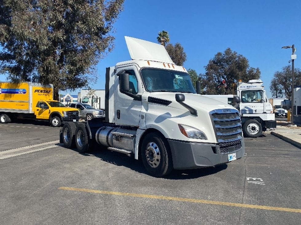 Day Cab Tractor-Heavy Duty Tractors-Freightliner-2019-T12664ST-Fontana-CA-630,456\n\t\tmiles-$ 36,750 - Image 1