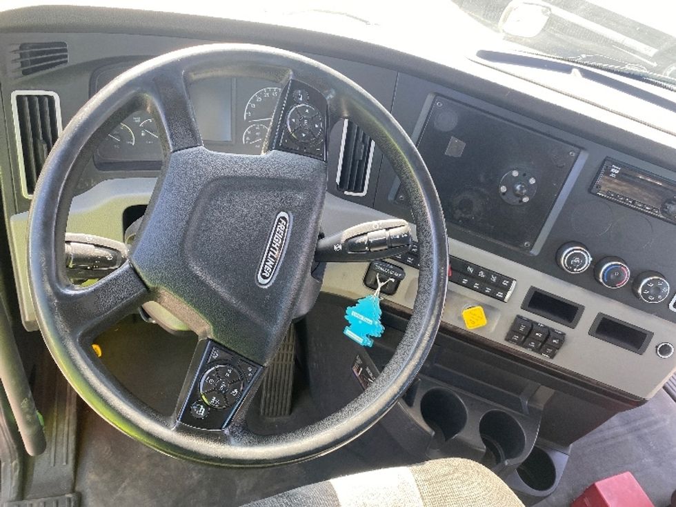 Day Cab Tractor-Heavy Duty Tractors-Freightliner-2019-T12664ST-Fontana-CA-630,456\n\t\tmiles-$ 36,750 - Image 10