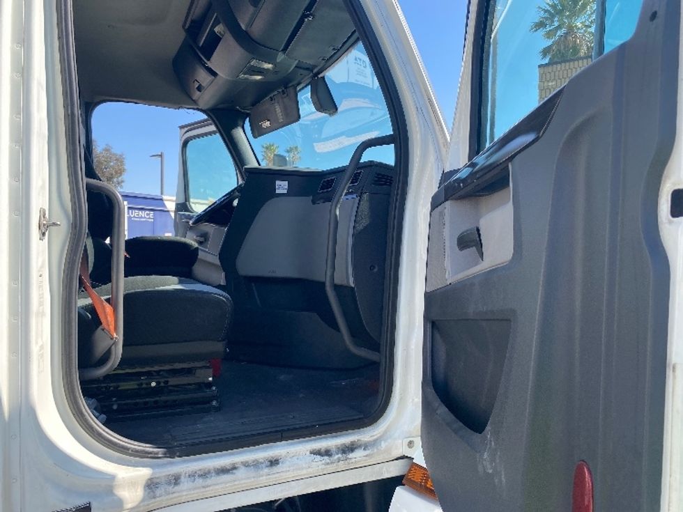 Day Cab Tractor-Heavy Duty Tractors-Freightliner-2019-T12664ST-Fontana-CA-630,456\n\t\tmiles-$ 36,750 - Image 12