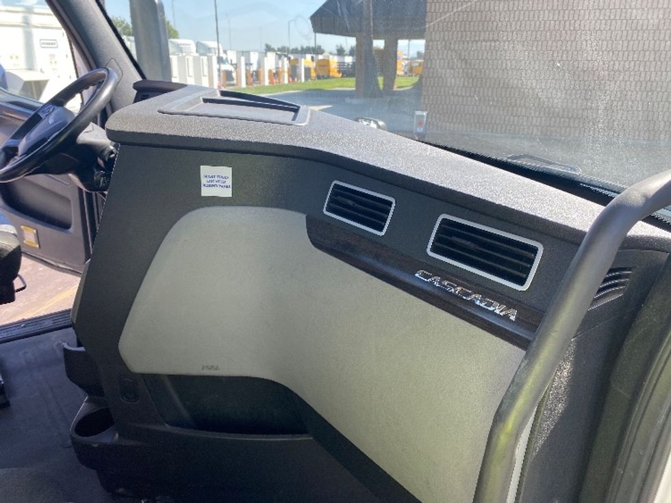 Day Cab Tractor-Heavy Duty Tractors-Freightliner-2019-T12664ST-Fontana-CA-630,456\n\t\tmiles-$ 36,750 - Image 13