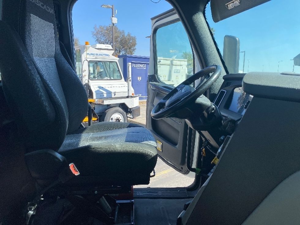 Day Cab Tractor-Heavy Duty Tractors-Freightliner-2019-T12664ST-Fontana-CA-630,456\n\t\tmiles-$ 36,750 - Image 14