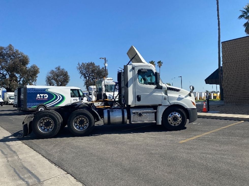 Day Cab Tractor-Heavy Duty Tractors-Freightliner-2019-T12664ST-Fontana-CA-630,456\n\t\tmiles-$ 36,750 - Image 8