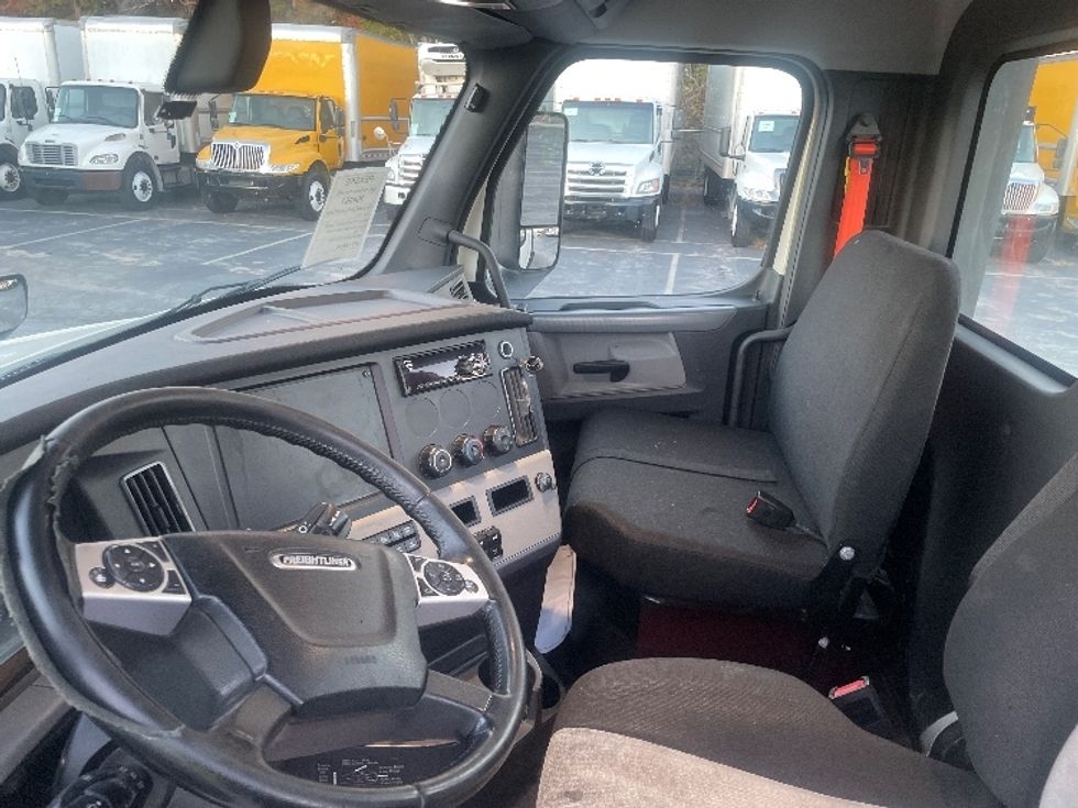 Day Cab Tractor-Heavy Duty Tractors-Freightliner-2019-T12664ST-Forest Park-GA-245,459\n\t\tmiles-$ 54,250 - Image 10