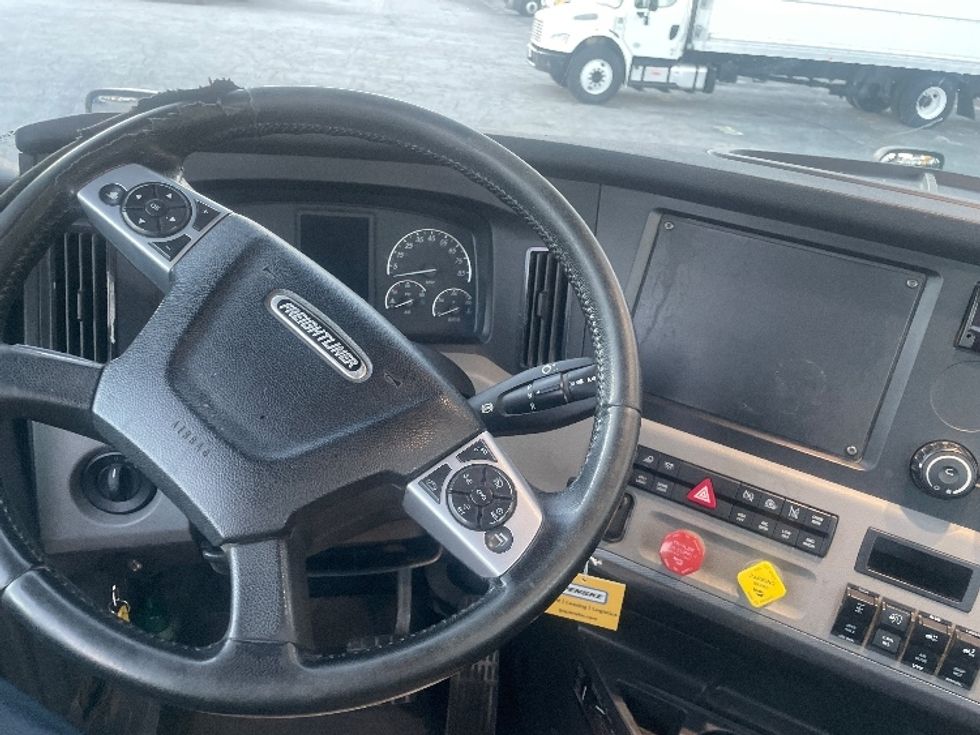 Day Cab Tractor-Heavy Duty Tractors-Freightliner-2019-T12664ST-Forest Park-GA-245,459\n\t\tmiles-$ 54,250 - Image 11