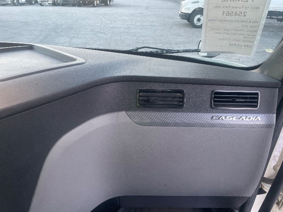 Day Cab Tractor-Heavy Duty Tractors-Freightliner-2019-T12664ST-Forest Park-GA-245,459\n\t\tmiles-$ 54,250 - Image 13