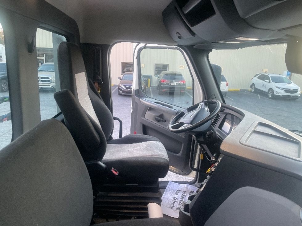 Day Cab Tractor-Heavy Duty Tractors-Freightliner-2019-T12664ST-Forest Park-GA-245,459\n\t\tmiles-$ 54,250 - Image 14