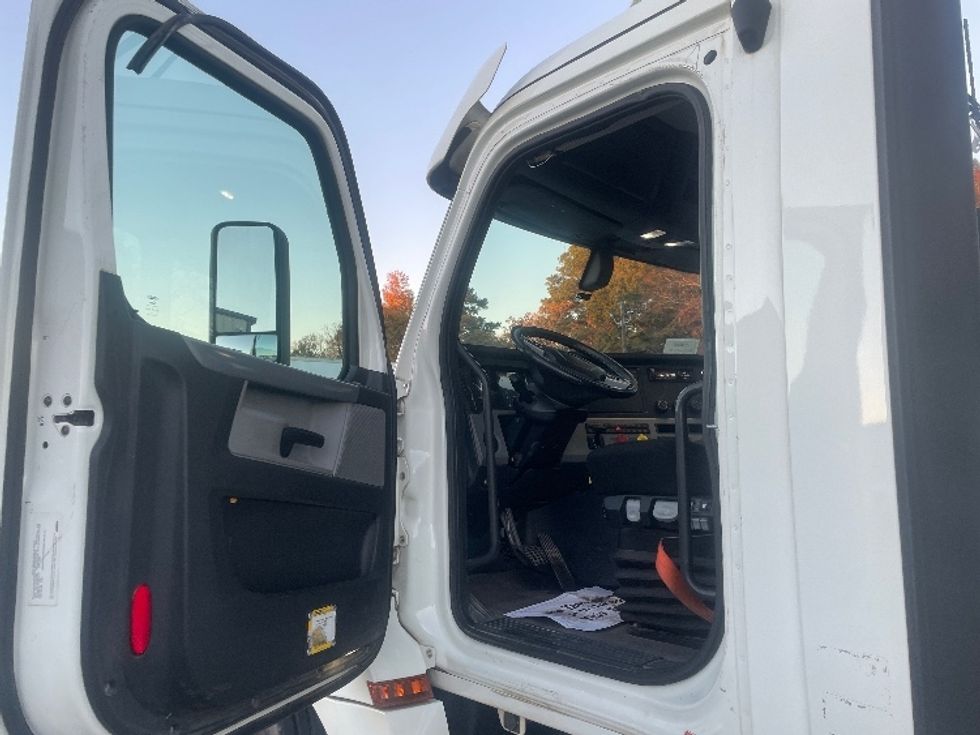 Day Cab Tractor-Heavy Duty Tractors-Freightliner-2019-T12664ST-Forest Park-GA-245,459\n\t\tmiles-$ 54,250 - Image 9