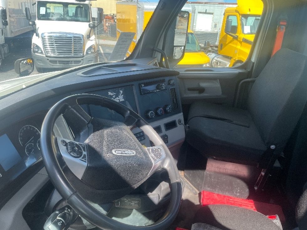 Day Cab Tractor-Heavy Duty Tractors-Freightliner-2019-T12664ST-Forest Park-GA-257,985\n\t\tmiles-$ 53,500 - Image 10