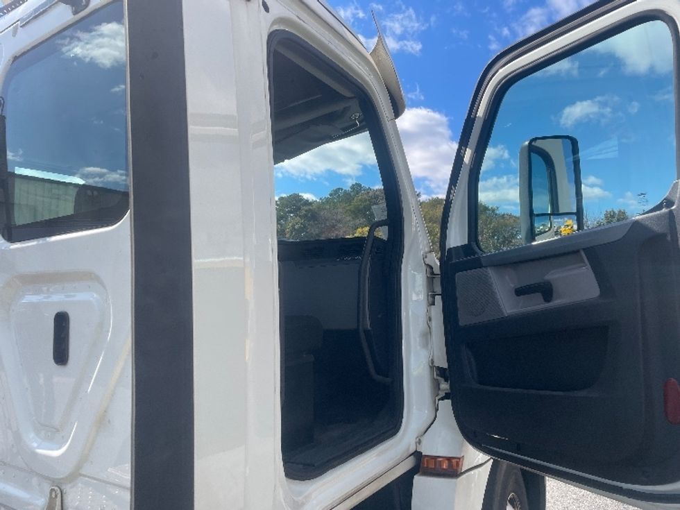Day Cab Tractor-Heavy Duty Tractors-Freightliner-2019-T12664ST-Forest Park-GA-257,985\n\t\tmiles-$ 53,500 - Image 12