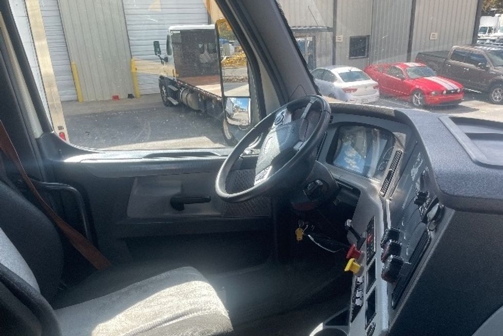 Day Cab Tractor-Heavy Duty Tractors-Freightliner-2019-T12664ST-Forest Park-GA-257,985\n\t\tmiles-$ 53,500 - Image 14