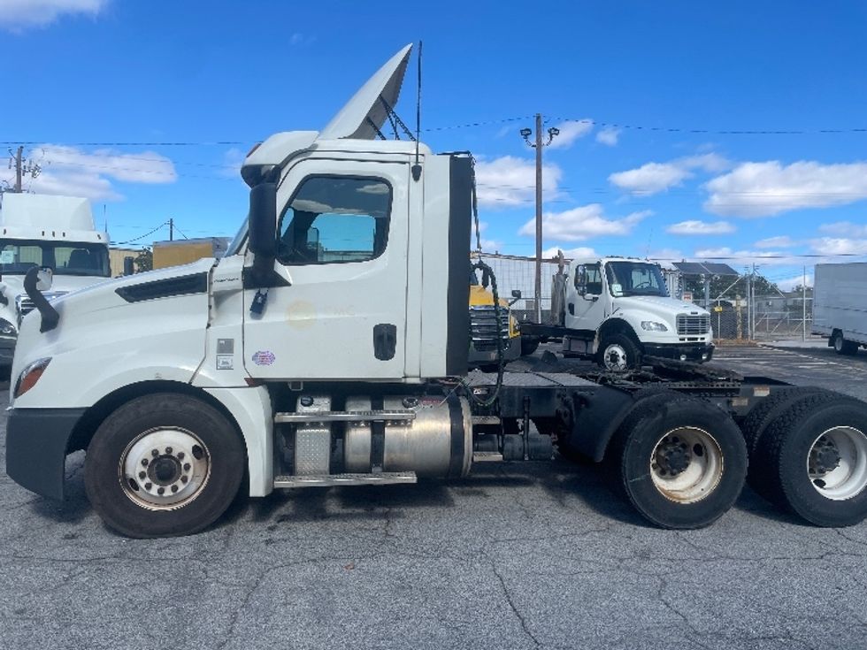 Day Cab Tractor-Heavy Duty Tractors-Freightliner-2019-T12664ST-Forest Park-GA-257,985\n\t\tmiles-$ 53,500 - Image 4