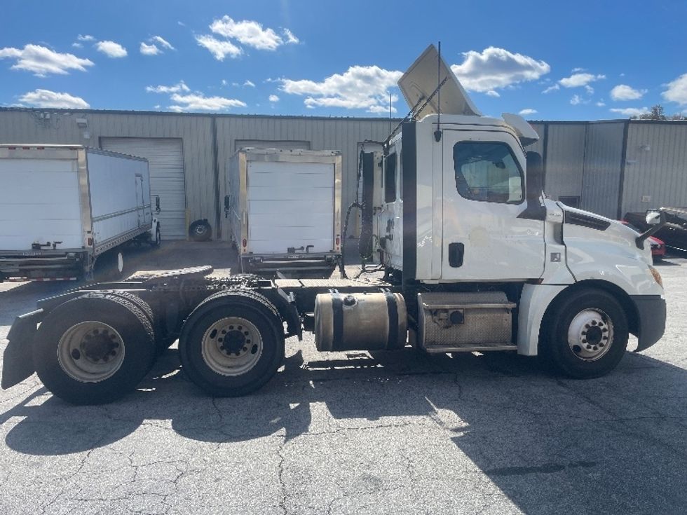 Day Cab Tractor-Heavy Duty Tractors-Freightliner-2019-T12664ST-Forest Park-GA-257,985\n\t\tmiles-$ 53,500 - Image 8