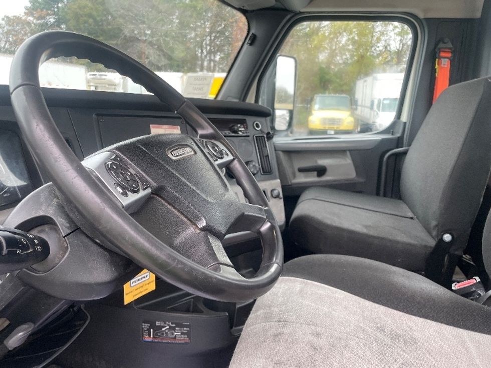 Day Cab Tractor-Heavy Duty Tractors-Freightliner-2019-T12664ST-Forest Park-GA-289,868\n\t\tmiles-$ 51,250 - Image 10